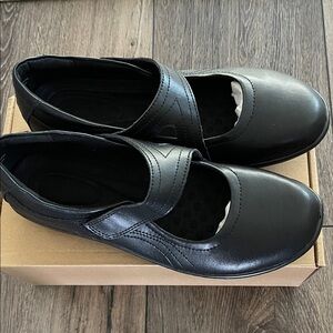 Classic dress shoes size 11 in black for ladies.New in the box without tags